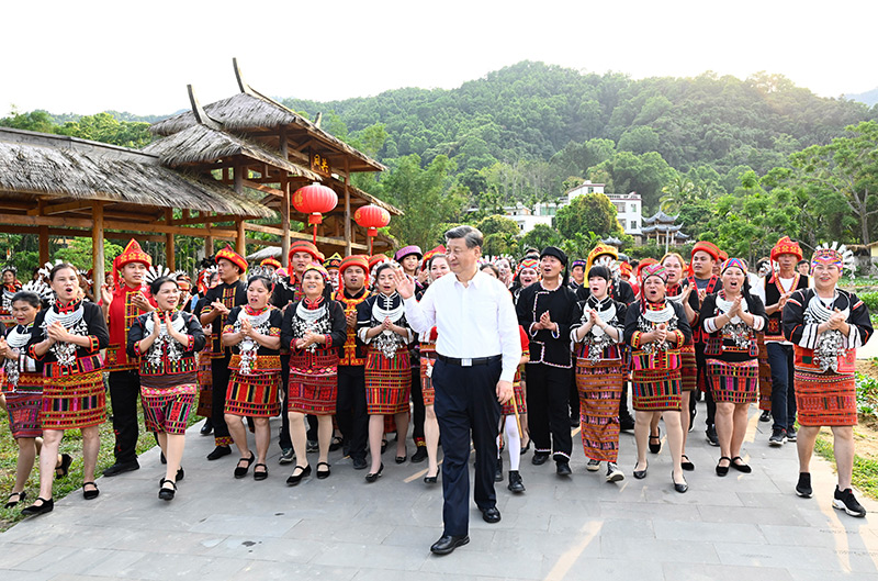 4月10日至13日，，，，，，，中共中央总书记、国度主席、中央军委主席习近平在海南调查。。。。。。。这是11日下午，，，，，，，习近平在五指山市水满乡毛纳村向村民们挥手致意。。。。。。。新华社记者 李学仁 摄