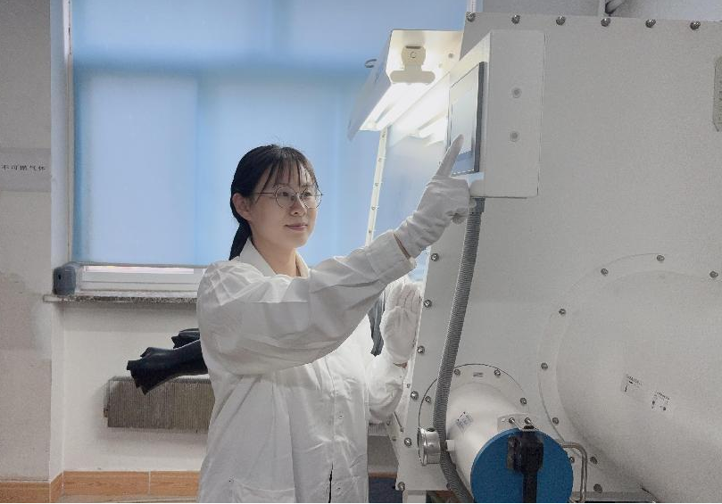 科研一线丨石爽爽：晶体成长虽慢，，，，，，但每一步都通向光的将来